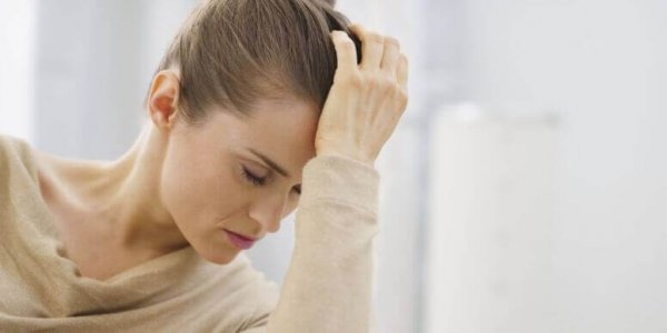 woman headache time change
