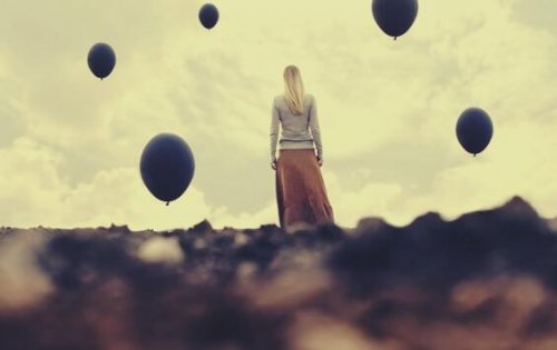 kreativ håbløshed og kvinde der kigger på luftballoner