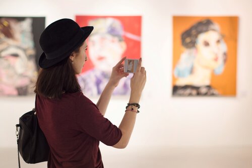 A woman seeing art representing Stendhal syndrome.