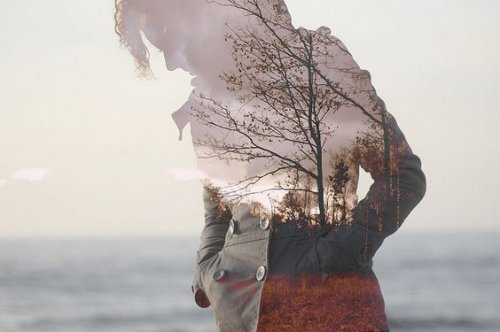 A lost woman and a tree.