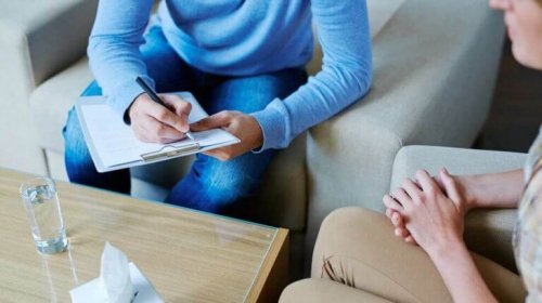 Therapist using cinematherapy or watching movies for your mental health.