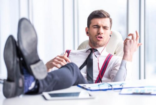 A narcissist at work listening to music.