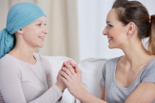 A therapist support her patient with breast cancer.