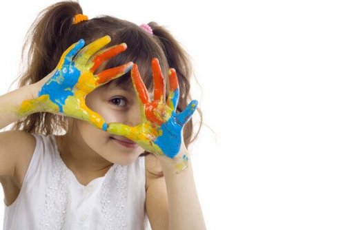 A child practicing an art therapy exercise.