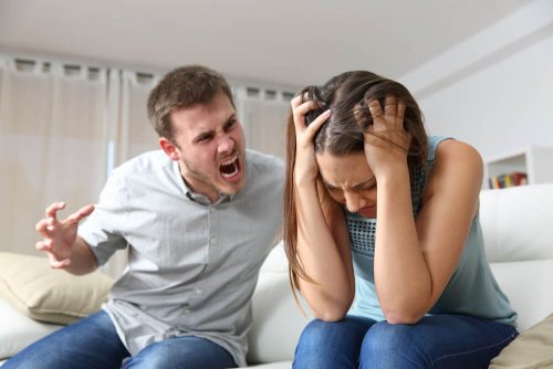 Man yelling at his girlfriend, representing violence in young couples.
