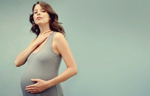 Woman studying the relationship between the thyroid gland and pregnancy.