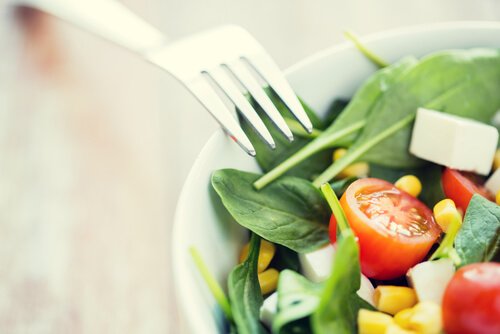 The paleolithic diet allows you to eat salad.