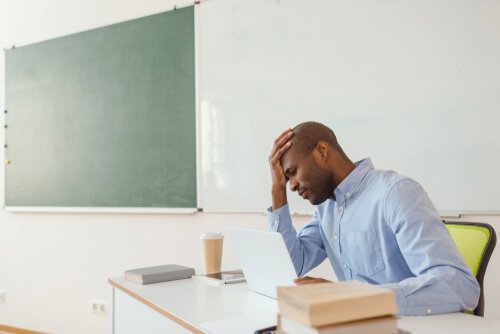 Teacher burnout syndrome makes teachers feel sad and tired. 