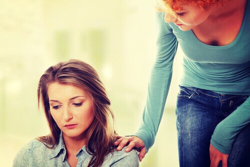 Vrouw die zich zorgen maakt over wat anderen denken