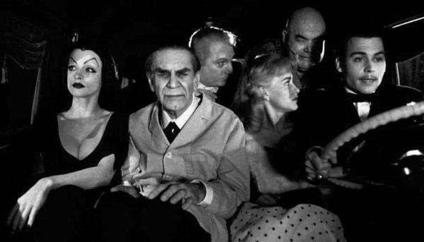 Johnny Depp (as Ed Wood) driving a car crammed in with the rest of the cast.