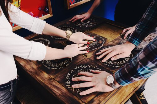 Escape rooms promote cooperation.