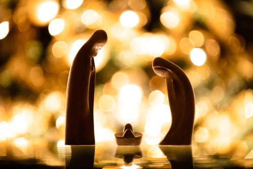 figurer badet i lys viser Jomfru Maria, Josef og Jesus som symbol for en historie om jul
