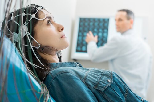 kvinde til undersøgelse med elektroder på hovedet