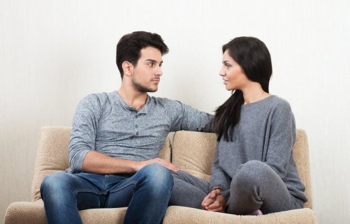 Par i sofa snakker om forpligtelse i parforhold