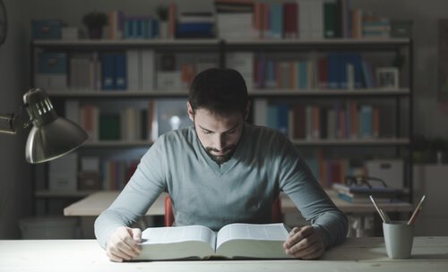 A main using self-regulated learning to study a book.