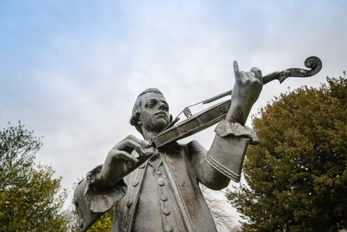 A statue of Mozart playing the violin.