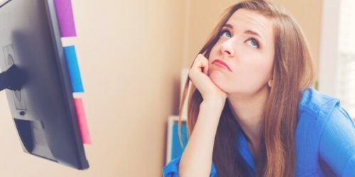 En uttråkad kvinna som prokrastinerar.