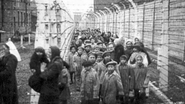 holocaust victims gathered together