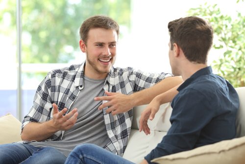 To mænd taler sammen som en del af læring af sociale færdigheder