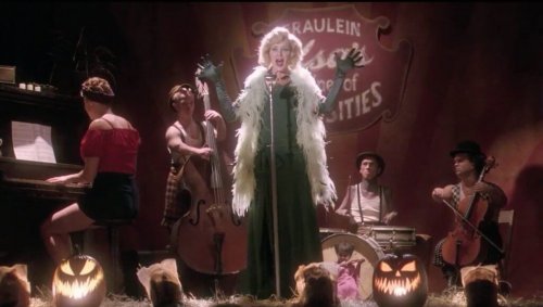 A woman singing on Freak Show.