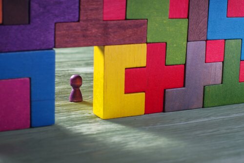 Zdjęcie przedstawiające drewniane klocki Tetris ułożone ze szczeliną przy podłodze.