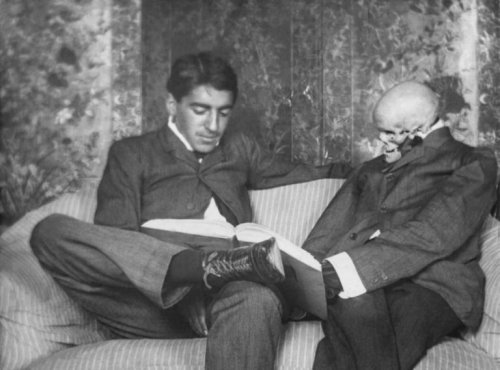 Gregorio Marañón sitting next to a skeleton.