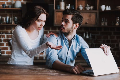 woman suspects her boyfriend is engaging in online infidelity