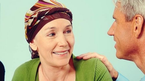 En kvinne med kreft snakker med legen sin viser psykoonkologi