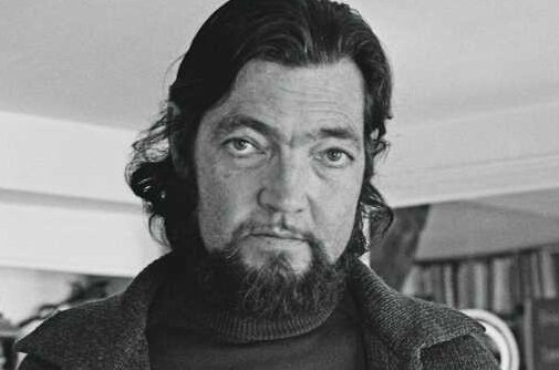 A picture showing Julio Cortázar when he was a bit older, with a beard, from the chest up.