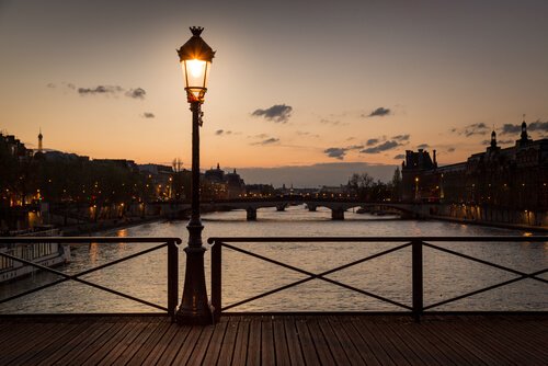 Zachód słońca w Paryżu.