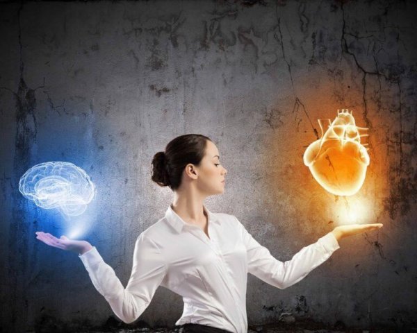 woman holding a brain and a heart