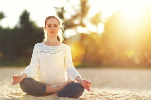 A woman meditating on the beach to be more eloquent.