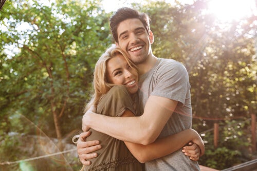 A happy couple embraced.