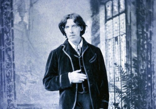 Photo of Oscar Wilde in a suit.