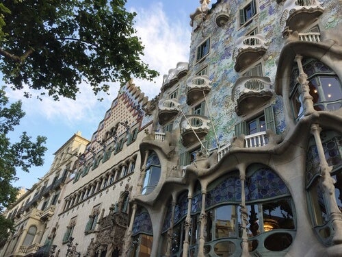 A picture of the Batlló House.