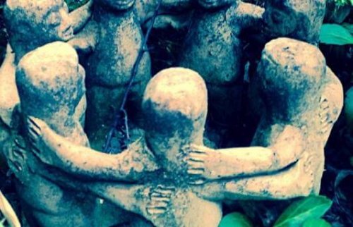 Male statues holding each other, representing the circles of men.