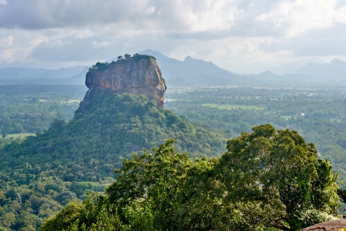 An image showing a natural landscape in Sri Lanka. 