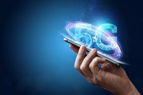 A person with 5G on their phone.