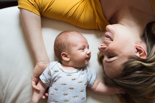 Een baby die naar een vrouw kijkt