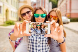 The Desire to Pretend on Social Media