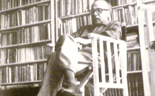 Ernesto Sabato in a library.