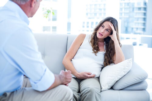 A pregnant woman with a psychologist.
