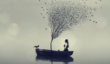 Træ vokser ud af båd, hvor kvinde sidder