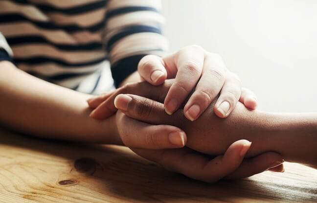 Člověk, který někoho drží za ruku.'s hands.