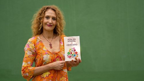 Raquel Marin with her book Pon en forma tu cerebro.