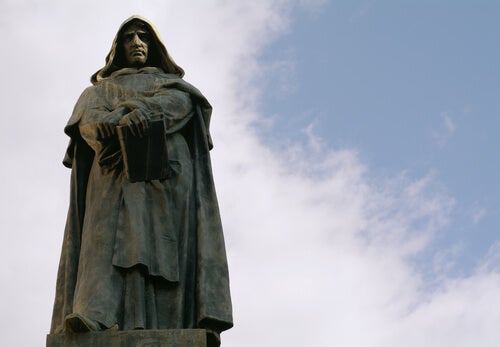 Another view of a statue of Giordano Bruno