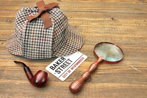 Sherlock Holmes accessories.