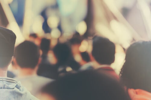 A group of protesters on the path to the process of radicalization.