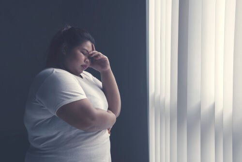 A woman using cognitive remediation therapy to deal with thoughts that encourage bad habits.