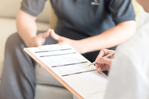 A therapist filling out a patient's clinical history before carrying out nidotherapy.